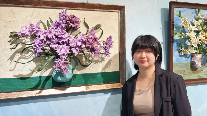 ▲中友百貨創意平台正展出「印象花語」特展，由簡愛樺運用毛根創作，賦予童趣素材嶄新藝術價值與視覺層次。（圖／中友提供）