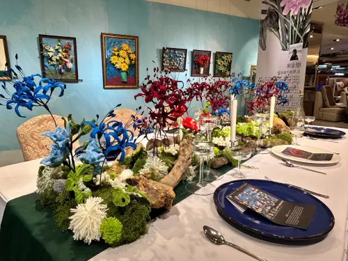 柔軟中綻放的靭性力量 簡愛樺毛根藝術創作展登場 ▲簡愛樺的「印象花語」特展,選擇毛根這種柔軟材質,透過扭轉、塑形、上色等技法,創作出充滿生命力的作品。(圖/中友百貨提供)