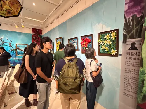柔軟中綻放的靭性力量 簡愛樺毛根藝術創作展登場 ▲中友百貨創意平台正在展出「印象花語」,美不勝收, 吸引許多逛街民眾湧入觀賞。(圖/中友提供)