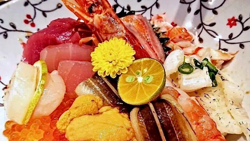 ▲台南東區「日暮壽司」主打生魚片丼飯，高CP值日料店Google評論4.5顆星。老闆透露「8月24號結束營業」。饕客不捨表示：「到台南第一站永遠是日暮，比鱔魚麵、牛肉湯還前面。」（翻攝自日暮壽司FB）