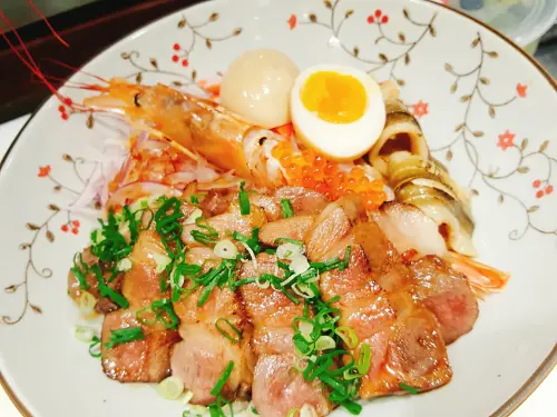 ▲除了新鮮漁貨，也有豪華海陸丼飯可選擇。（翻攝自日暮壽司FB）