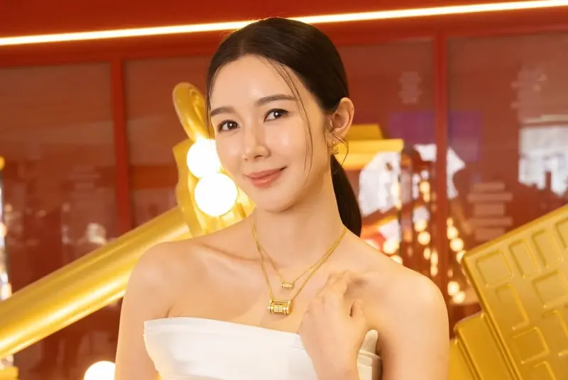 ▲麥明詩（如圖）在2019年淡出演藝圈後，於2024年嫁給機師老公盛勁為，近日兩人一起去南京旅遊，麥明詩也分享旅遊點滴，但其中一張盛勁為在機艙的照片，意外引發爭議，遭網友質疑違規，對此，盛勁為也急忙出面護妻：停好開門可以拍。（圖／麥明詩IG）