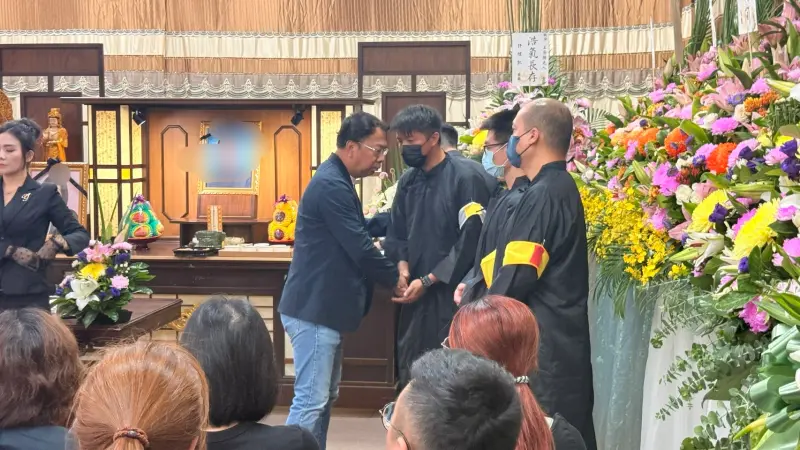 ▲台中市議員謝志忠前往豐原王家5口告別式致哀。（圖／謝志忠提供，2025.07.22）