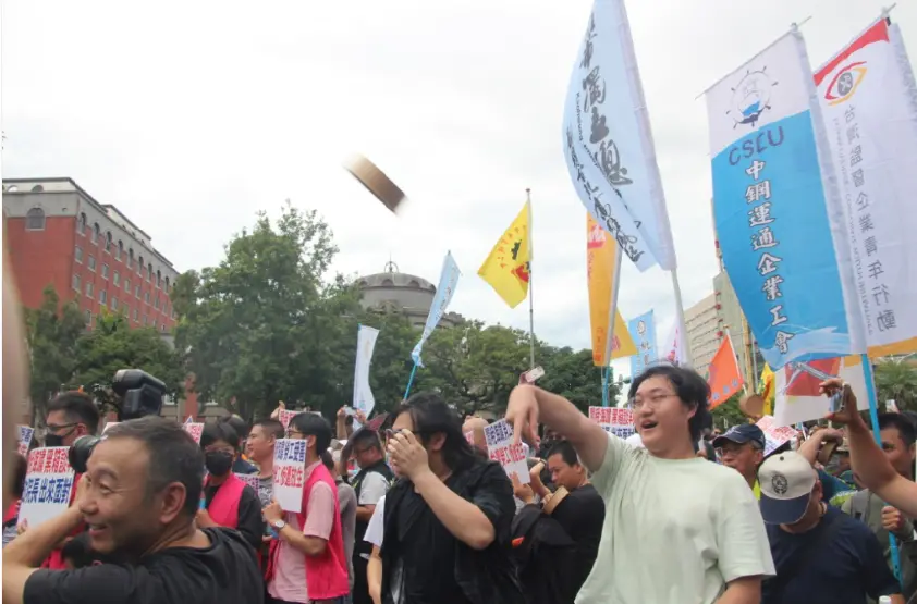 朝行政院丟飯碗！500人勞工集結 抗議行政院關稅「黑箱談判」