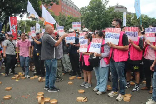 ▲政府評估影響產業包括電子資訊、機械、運輸、鋼鐵金屬等，但迄今都沒有拿出具體產業評估報告，質疑政府早就已經把台灣勞工權益當作談判祭品獻給美國。（圖／記者鍾泓良攝影）