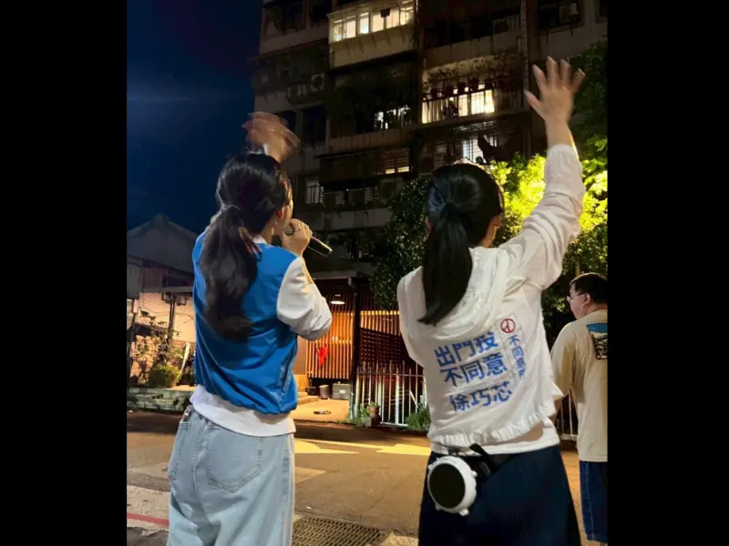 ▲白喬茵陪徐巧芯掃街，呼籲選民支持。（圖／翻攝白喬茵臉書）