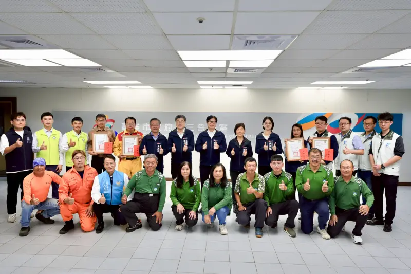 ▲陳其邁主持市政會議，表揚感謝環保局、工務局、消防局和交通局馳援協助嘉義縣、市及臺南市丹娜絲災害復原的同仁，並宣布放榮譽假2天。(圖／高市府提供)