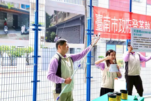 ▲登革熱防治中心示範天溝棒使用方式。（圖／南市府提供）