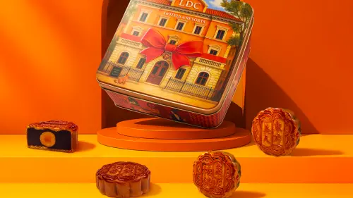 ▲「雲朗月餅」禮盒以緞紅與橙光配色,盛裝四款層次豐富的特色月餅。(圖/高雄翰品酒店提供) ▲「雲朗月餅」禮盒以緞紅與橙光配色,盛裝四款層次豐富的特色月餅。(圖/高雄翰品酒店提供)