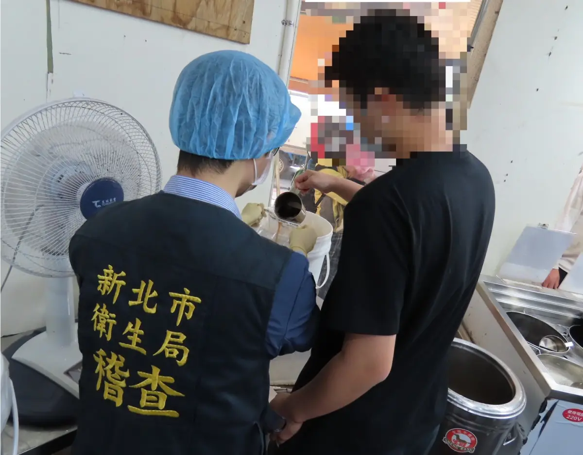 ▲新北市衛生局至飲料店抽驗即時調製飲料，其中北投紅茶新莊四維店被查出衛生標準不符規定。（示意圖／新北市衛生局提供）