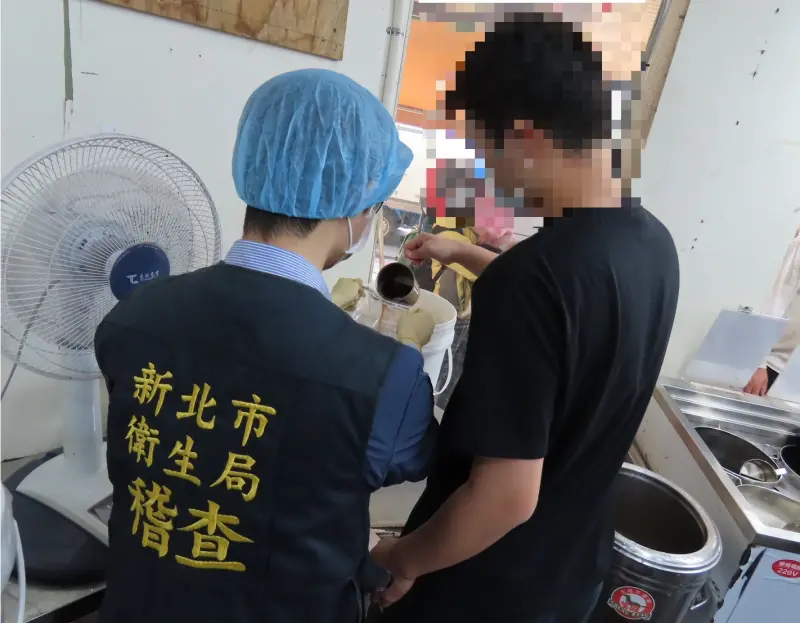 ▲新北市衛生局至飲料店抽驗即時調製飲料，其中北投紅茶新莊四維店被查出衛生標準不符規定。（示意圖／新北市衛生局提供）