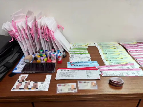 ▲檢警搜索黃牛票集團，查扣偽造身分證的工具、現金以及演唱會門票。（圖／刑事局提供）