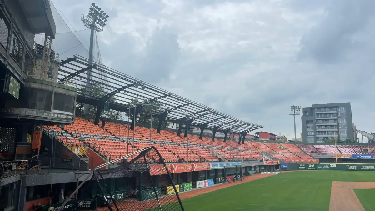 ▲統一獅近期針對颱風影響毀損之三壘看台頂棚進行拆除工程，也同步委請結構技師針對場館的結構出具安全報告，整體評估及修繕建議方案，預計於八月初出爐。（圖／統一獅提供）