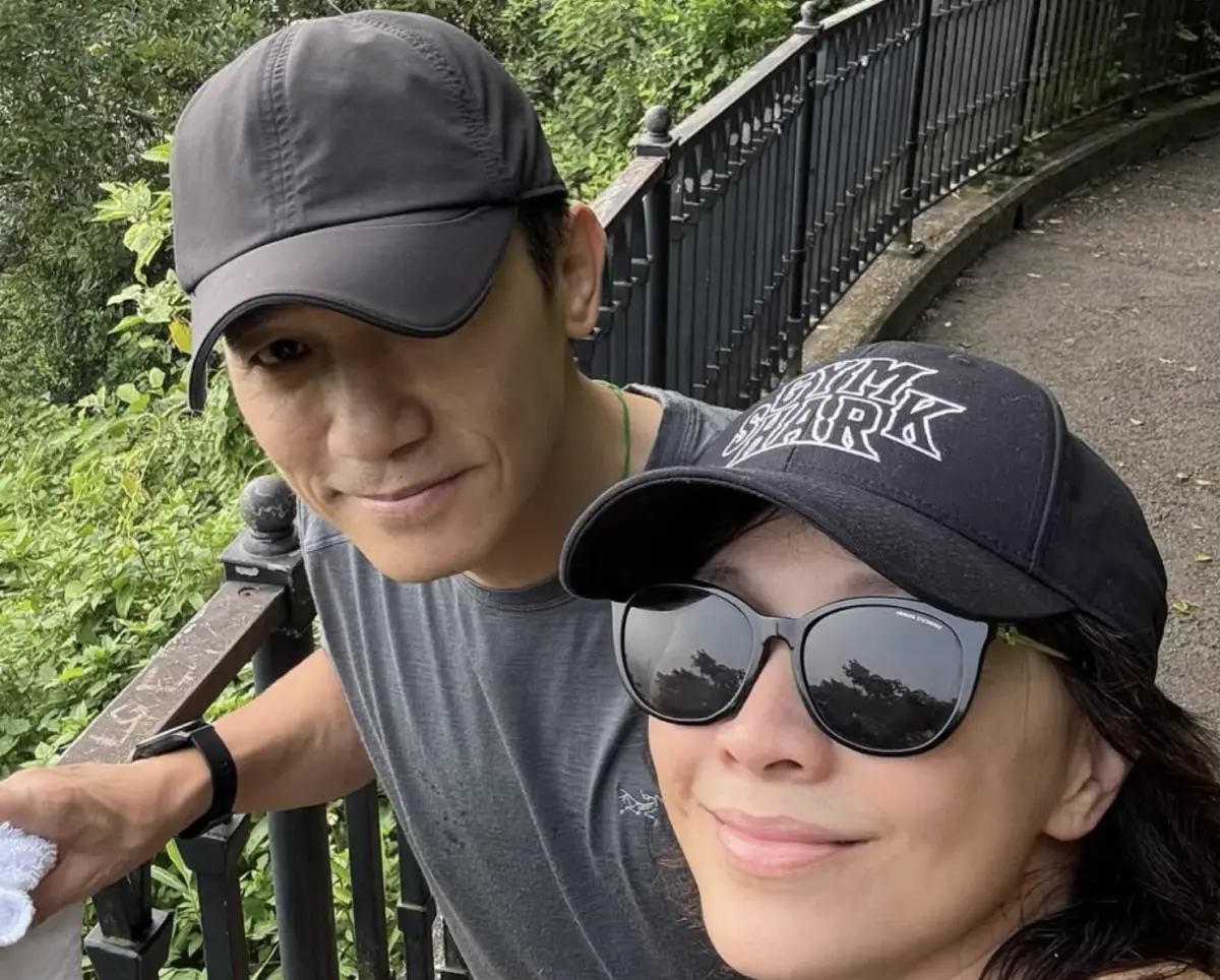 ▲63歲的梁朝偉與59歲的劉嘉玲仍然感情深厚，一起上山跑步，本來是讓網友羨慕的畫面，卻有人越看越覺得梁朝偉臉無血色、面色鐵青、明顯變老，推論他可能肝有問題。（圖／摘自劉嘉玲IG）