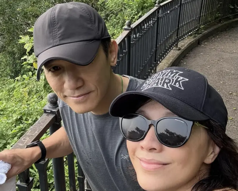 ▲63歲的梁朝偉與59歲的劉嘉玲仍然感情深厚，一起上山跑步，本來是讓網友羨慕的畫面，卻有人越看越覺得梁朝偉臉無血色、面色鐵青、明顯變老，推論他可能肝有問題。（圖／摘自劉嘉玲IG）