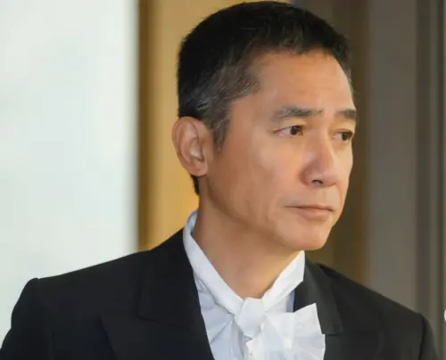 ▲梁朝偉隨著年紀漸長,蒼老的感覺越難遮掩,為形容是「斷崖式衰老」。(圖/摘自劉嘉玲IG) ▲梁朝偉隨著年紀漸長,蒼老的感覺越難遮掩,為形容是「斷崖式衰老」。(圖/摘自劉嘉玲IG)