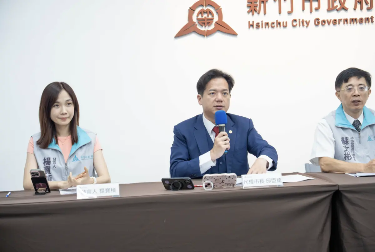 ▲新竹市代理市長邱臣遠向市民報告，自市長高虹安上任以來都市發展的推動成果。（圖／新竹市府提供）