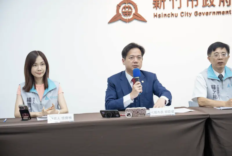 ▲新竹市代理市長邱臣遠向市民報告，自市長高虹安上任以來都市發展的推動成果。（圖／新竹市府提供）