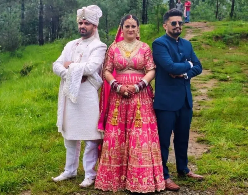 ▲印度北部喜馬偕爾邦錫爾瑪爾地區，近日舉辦了一場已不常見的「一妻多夫」婚禮，2兄弟共娶1名鄰村女性，引發廣泛關注。 （圖／翻攝自印度NDTV）