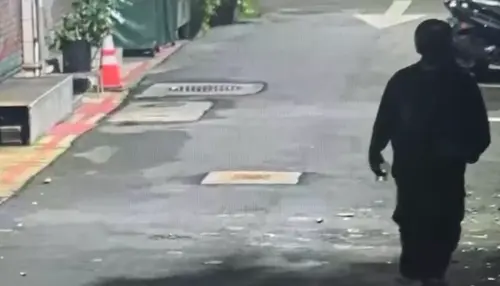 ▲嫌犯換汽車開到案發現場附近，在車內戴上安全帽、口罩，再下車走近本案重機。（圖／警方提供）