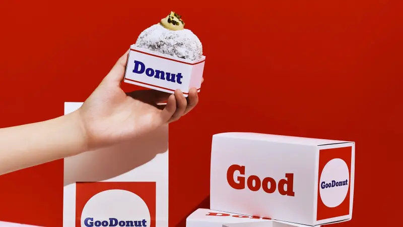 ▲藝人阿KEN打造的爆餡甜甜圈GooDonut，快閃信義區統一Dream Plaza百貨，7月25日開幕合體棒棒堂阿緯，號碼牌排隊規則、價格一覽。日本GRANDE RIVIÈRE箱根也來了。（圖／緯豆集團提供）