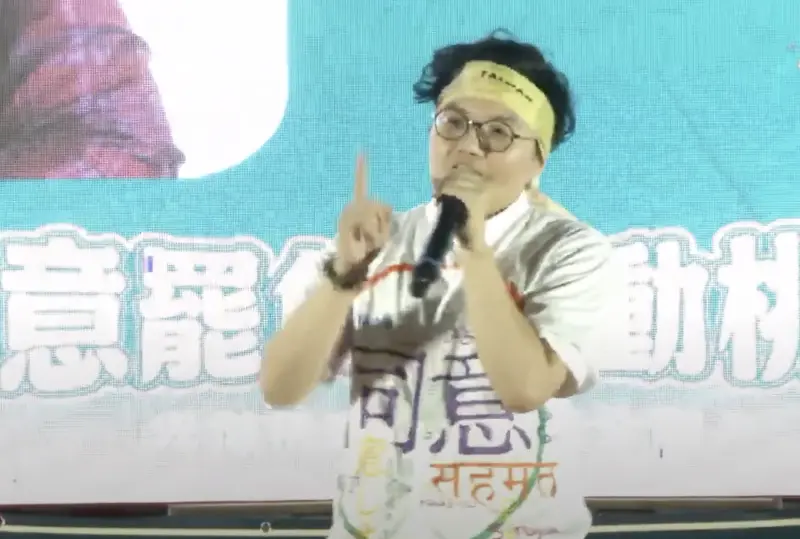 ▲媒體人吳靜怡20日在罷免「萬美玲」的造勢活動上，誤喊成罷免綠委「羅美玲」。（圖／翻攝自廖筱君YT頻道）