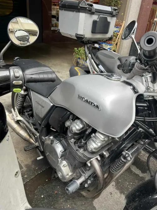 ▲「妹酒之王」高姓店長的紅牌重機在縱火案發生後，煞車系統與電子元件故障，後輪框燒黑。（圖／警方提供）