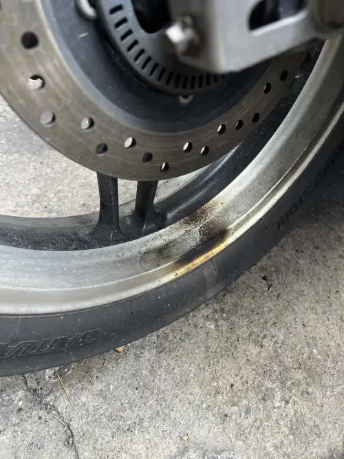 ▲「妹酒之王」高姓店長的紅牌重機在縱火案發生後，煞車系統與電子元件故障，後輪框燒黑。（圖／警方提供）