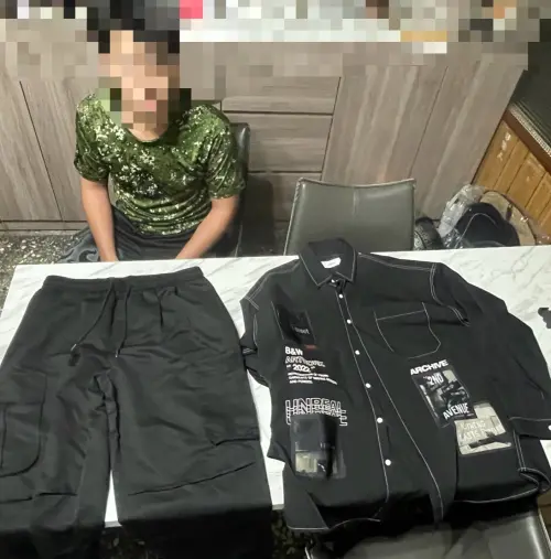 ▲大安分局前往陳姓嫌犯家抓人，並搜出安全帽、口罩、變裝衣物。（圖／警方提供）