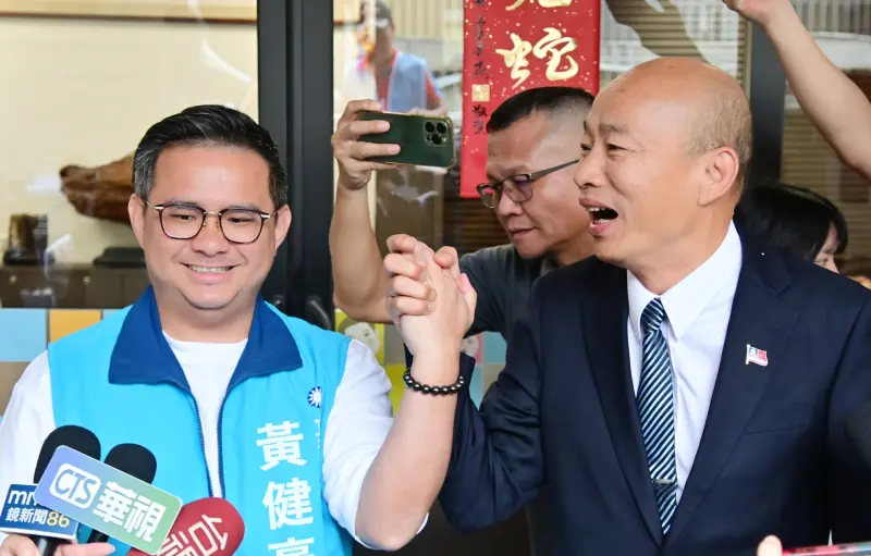 ▲韓國瑜拉著黃健豪的手高喊加油，呼籲大家出門投不同意罷免票。（圖／記者顏幸如攝，2025.07.22）