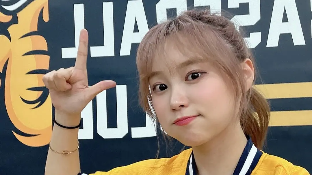 ▲中信兄弟啦啦隊Passion Sisters今（22）日無預警在IG上曬出一段模糊、沒有露臉，疑似是即將公布新成員的影片，不少粉絲、網友經過層層比對，透過女孩右鎖骨上的痣鎖定該名成員，疑似就是WBCQ期間擔任「Classic Stars」為中華隊應援的韓籍女神朴善珠。（圖／翻攝自朴善珠IG）