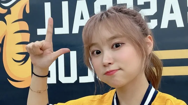 ▲中信兄弟啦啦隊Passion Sisters今（22）日無預警在IG上曬出一段模糊、沒有露臉，疑似是即將公布新成員的影片，不少粉絲、網友經過層層比對，透過女孩右鎖骨上的痣鎖定該名成員，疑似就是WBCQ期間擔任「Classic Stars」為中華隊應援的韓籍女神朴善珠。（圖／翻攝自朴善珠IG）