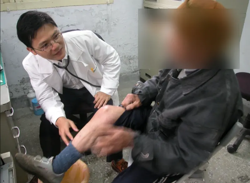 ▲陳志強在巡迴醫療時發現罕見的鼻蛭寄生眼球案例。患者非當事人。（圖／花蓮慈院提供）