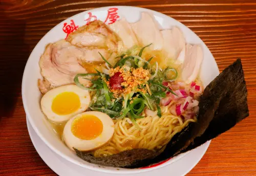 ▲京都北白川魁力屋拉麵在日本擁有約150間分店，首家分店就在台南。（圖／取自新光三越台南小北店臉書）