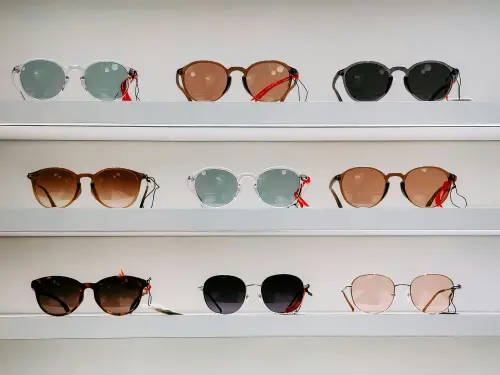 ▲民眾選購太陽眼鏡時,一定要請眼鏡行檢測抗UV功能。(圖/取自Unsplash) ▲民眾選購太陽眼鏡時,一定要請眼鏡行檢測抗UV功能。(圖/取自Unsplash)