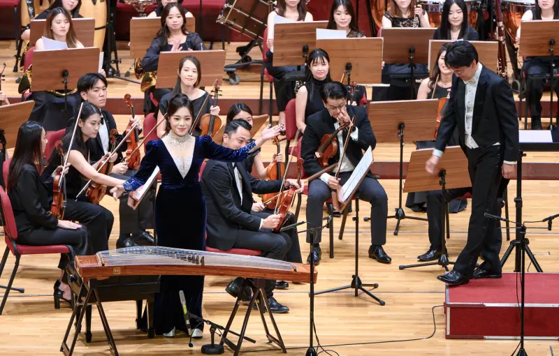 ▲古箏演奏家葉嘩慧與指揮張致遠登台，觀眾報以熱烈掌聲，為下半場演出揭開序幕。（圖/TPSO台北愛樂交響樂團）