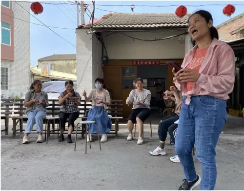 潮芳苑I看見灘地藝術季8/9登場 來看最「潮」的劇場演出 ▲潮芳苑I看見灘地藝術季8/9登場,社區媽媽演出前緊鑼密鼓排練。(圖/人劇團提供)