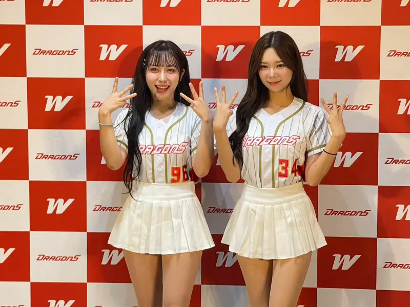 ▲味全龍邀請「韓援雙星」朴恩惠（左）、李素泳於22、23日在台北大巨蛋亮相，兩人首次在中職登場，朴恩惠則是繼年初資格賽後再攻蛋，感謝味全龍給予機會。（圖／記者林子翔攝）