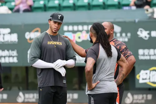 台鋼雄鷹洋砲魔鷹今日持續在球場上訓練,賽前統一7-ELEVEn獅洋投梅賽斯、飛力獅也與魔鷹擁抱,關心魔鷹的狀況。(圖/台鋼雄鷹提供) ▲台鋼雄鷹洋砲魔鷹今日持續在球場上訓練,賽前統一7-ELEVEn獅洋投梅賽斯、飛力獅也與魔鷹擁抱,關心魔鷹的狀況。(圖/台鋼雄鷹提供)