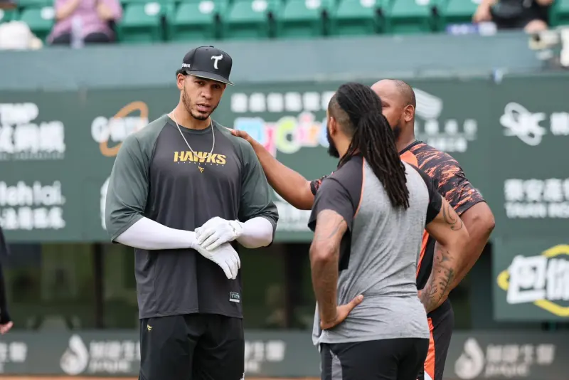 ▲台鋼雄鷹洋砲魔鷹今日持續在球場上訓練，賽前統一7-ELEVEn獅洋投梅賽斯、飛力獅也與魔鷹擁抱，關心魔鷹的狀況。（圖／台鋼雄鷹提供）