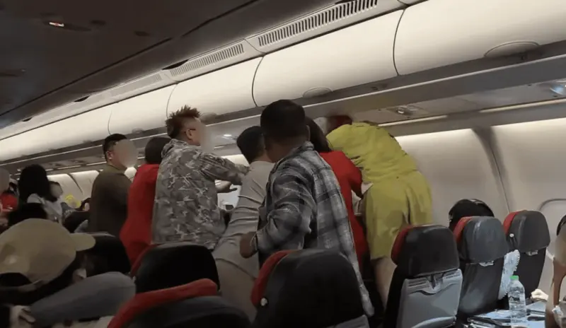 ▲一班從馬來西亞吉隆坡飛往中國成都的晚間航班發生激烈鬥毆事件。（圖／翻攝自影片）