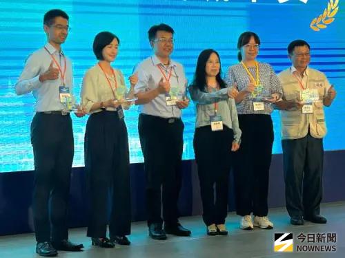 ▲交通部舉辦台灣氫能與電動大客車淨零移動論壇，由交通部公共運輸及監理司司長胡迪琦(右3)頒獎表揚執行電動大客車示範推動計畫成效良好的5個縣市，以資鼓勵。(圖／記者黃守作攝，2025.07.22)