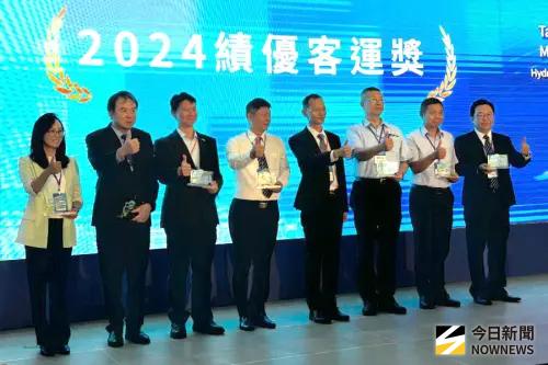 ▲交通部舉辦台灣氫能與電動大客車淨零移動論壇，由交通部公路局局長林福山(右4)頒獎表揚7家客運公司，以資鼓勵。(圖／記者黃守作攝，2025.07.22)