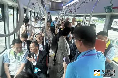 ▲台灣氫能與電動大客車淨零移動論壇並提供氫能大客車、電動大客車，開放民眾進行道路試乘體驗，充分展現我國邁向淨零運輸轉型的決心與實力。(圖／記者黃守作攝，2025.07.22)