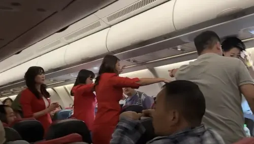 空服員趕來勸架。 ▲空服員趕來勸架。(圖/翻攝自影片)