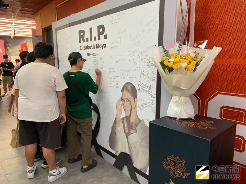 ▲台鋼雄鷹在澄清湖球場入口區架設留言區，許多球迷進場時留下暖心留言，盼魔鷹能走出傷痛。（圖／記者陳柏翰攝）