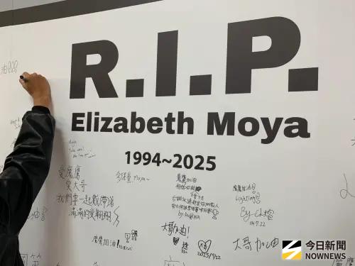 台鋼雄鷹在澄清湖球場入口區架設留言區,許多球迷進場時留下暖心留言,盼魔鷹能走出傷痛。(圖/記者陳柏翰攝) ▲台鋼雄鷹在澄清湖球場入口區架設留言區,許多球迷進場時留下暖心留言,盼魔鷹能走出傷痛。(圖/記者陳柏翰攝)