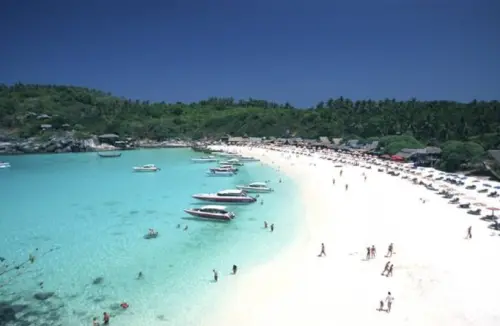 ▲普吉島著名海灘在旅遊淡季略顯冷清，飯店入住率明顯下滑。（圖／泰國觀光局提供）