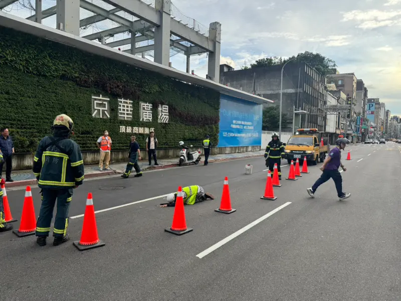 ▲22日下午，台北市松山區八德路四段京華城前方路段驚傳路面塌陷，至於事故的具體原因仍有待相關單位進一步調查釐清。(圖／翻攝畫面）