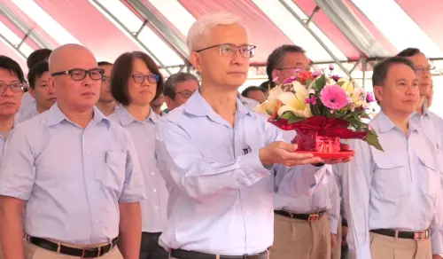 ▲中龍鋼鐵公司舉辦1號高爐大修竣工開爐祈福儀式，由中鋼公司董事長黃建智(中)敬獻花禮，向上蒼祈求開爐順利爐旺人旺，生產順遂銷售暢旺。(圖／中龍鋼鐵公司提供)